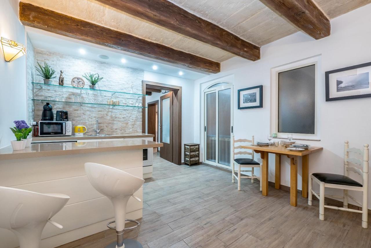 Valletta Main Street Apartment Deluxe ภายนอก รูปภาพ